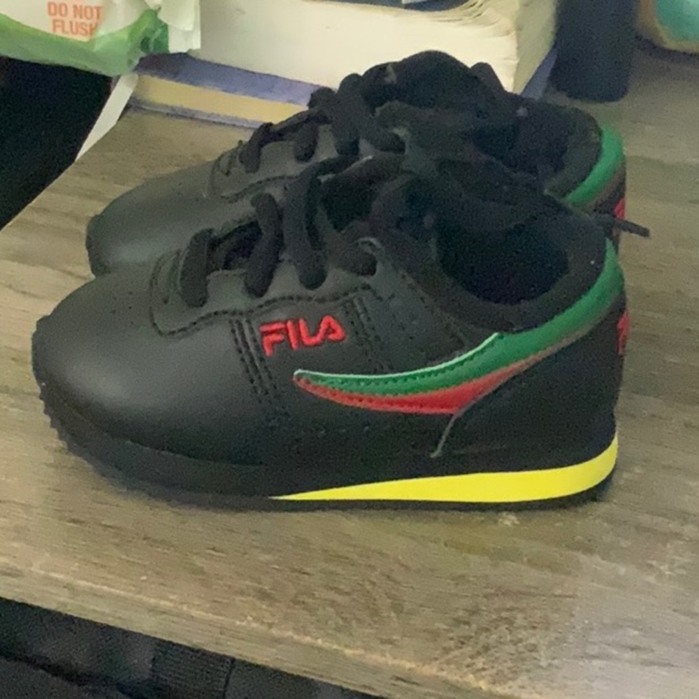 Fila Black and Red Sneakers Classic Athletic Style